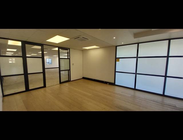 1,013M² OFFICE TO LET IN BRYANSTON